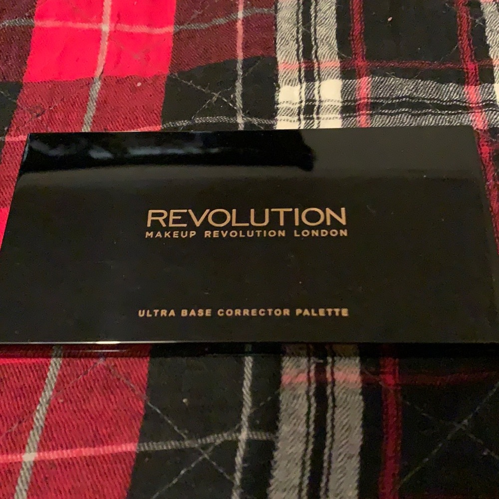 Makeup Revolution Ultra base corrector palette
